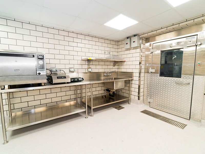sala de preparo com câmara fria